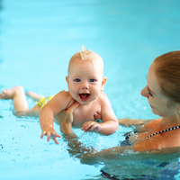 Vauvauinnin aloittaminen turvallisesti, uimassa vauvan kanssa