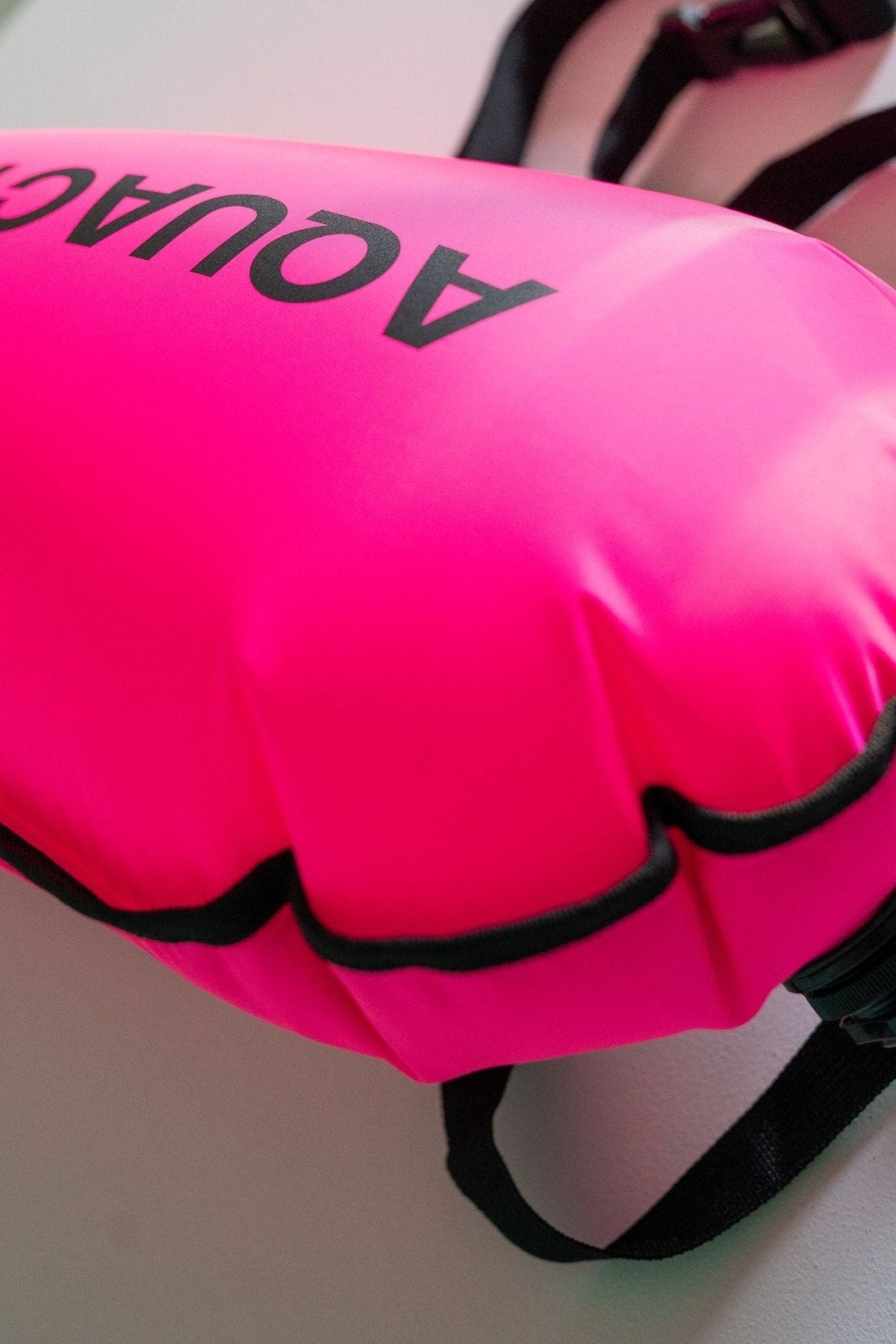 Aqua Safety Buoy turvapoiju, pinkki, käytössä uimarin selässä avovedessä - Aquaction