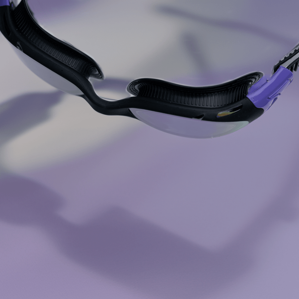 AquaCore Mirror uimalasit, musta-violetti, pakkaus ja mukana tuleva sisältö - Aquaction