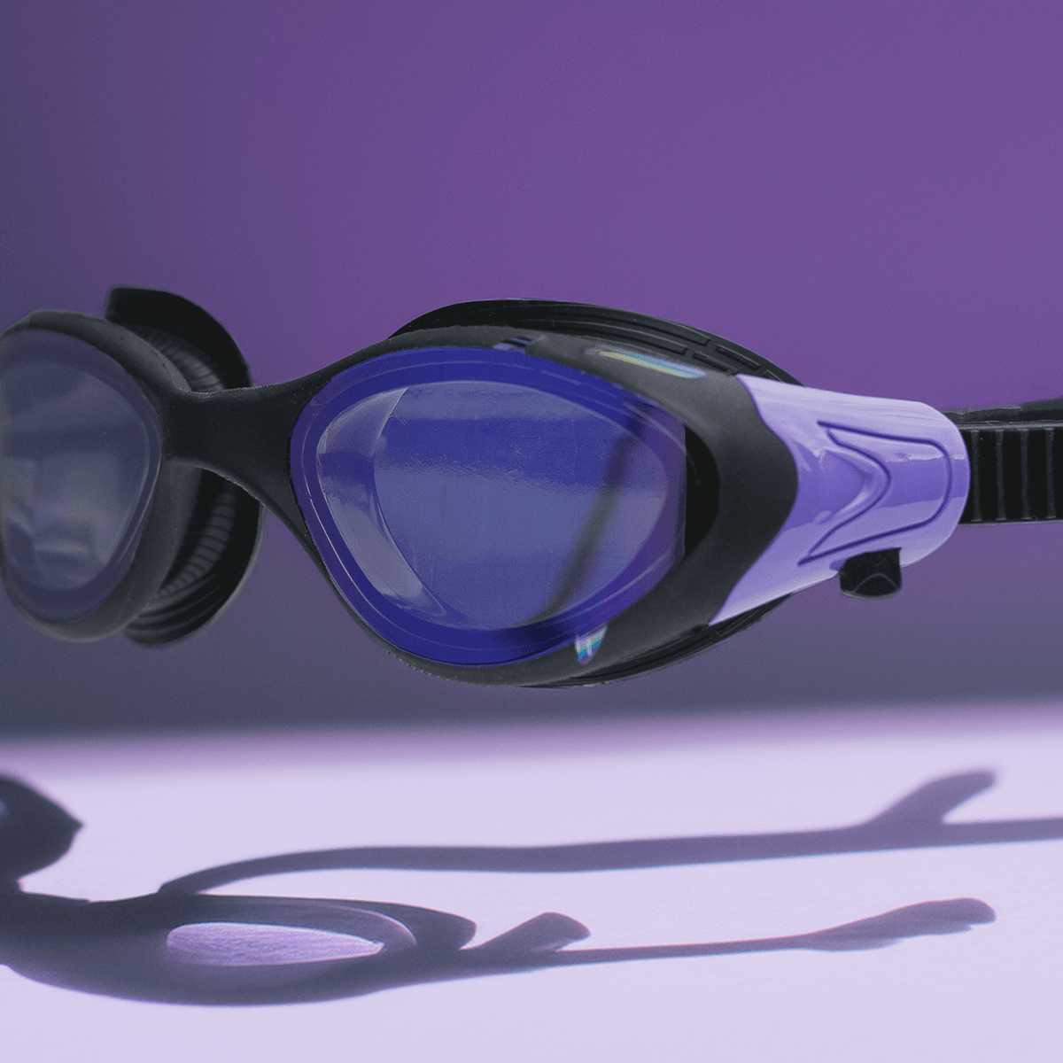 AquaCore Mirror uimalasit, musta-violetti, käytössä uinnin aikana - Aquaction