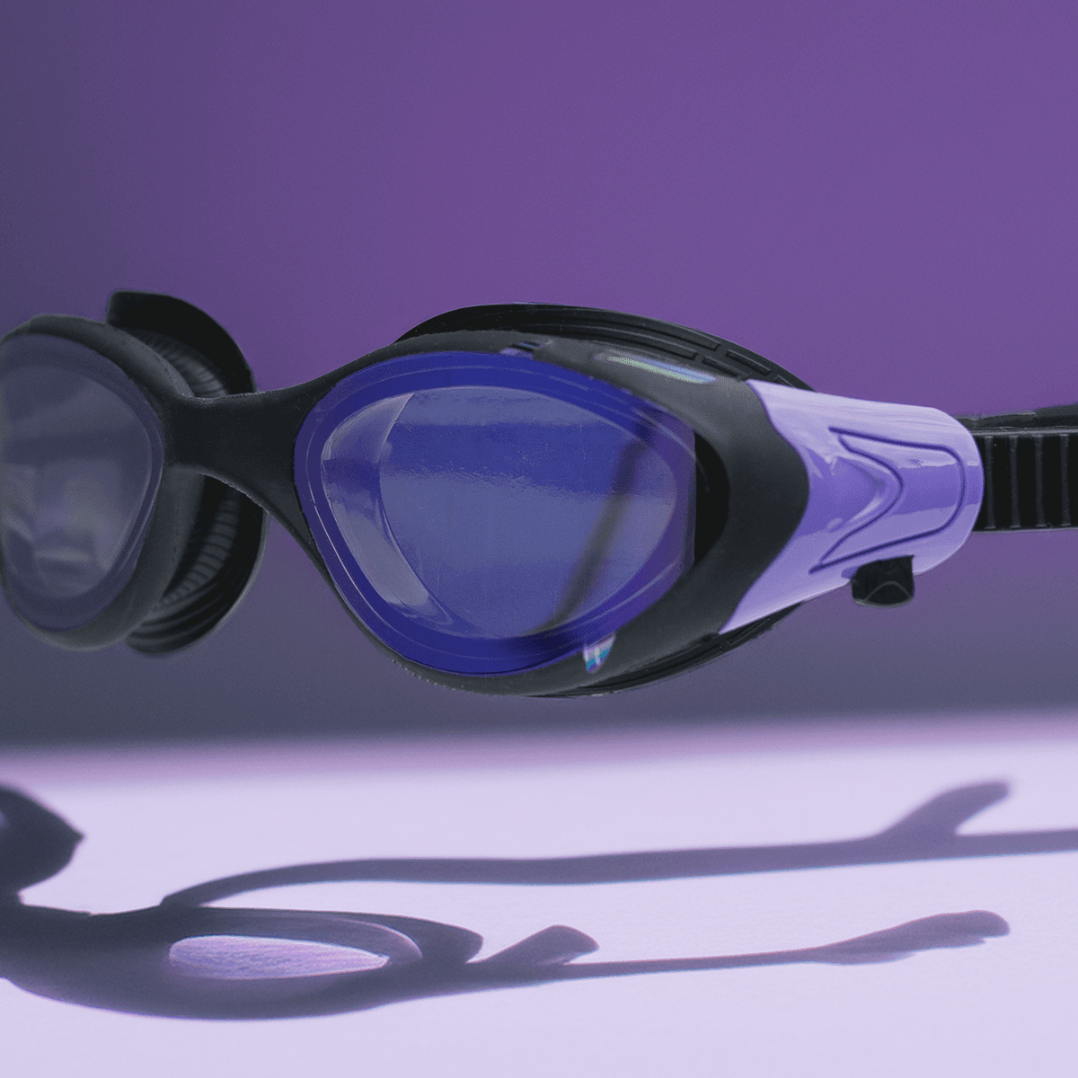 AquaCore Mirror uimalasit, musta-violetti, käytössä uinnin aikana - Aquaction