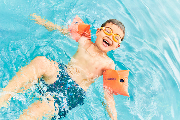 Lapsi uimassa uimakellukkeillä, vinkit kelluttavien tuotteiden valintaan