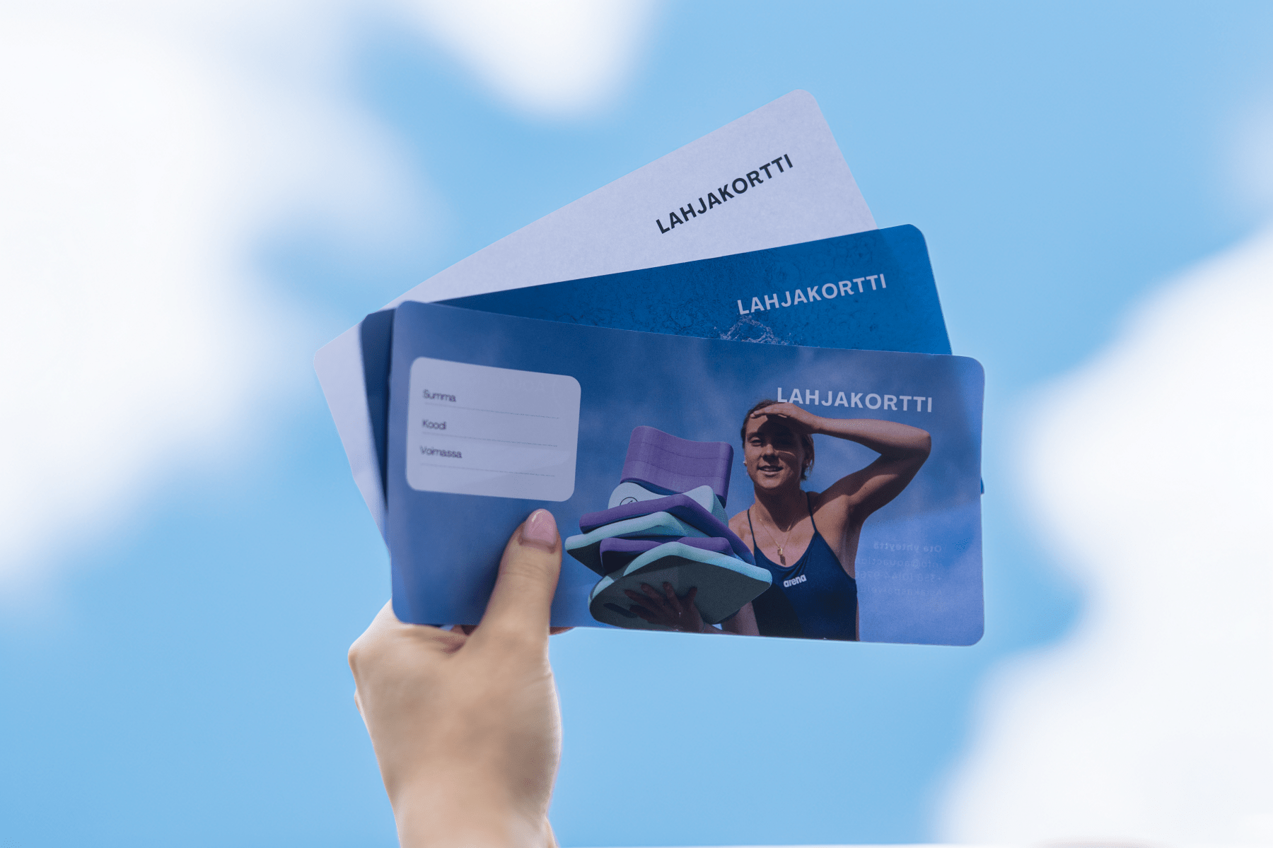 Sähköinen lahjakortti kolmella erilaisella kuosilla.